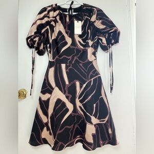 Ted Baker Gilliaa Abstract Print
Mini Fit & Flare Puff Sleeves Dress Size 0 NWT